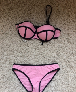 Süßer pinker Bikini