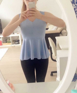 Hellblaues peplum schößchen Shirt mit Etikette