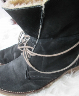 Schwarze Winterboots mit Fell