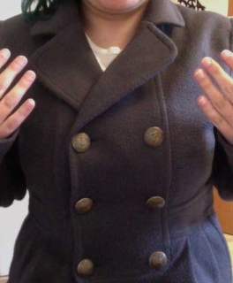 Grauer kurzer Mantel, mit doppelter Knopfleiste