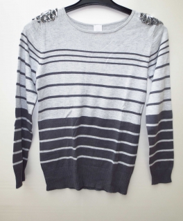 Grauer Pulli mit Streifen und Glitzer auf der Schulter