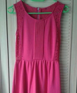 Himbeerrotes Kleid mit Rücken aus Spitze Gr. 34