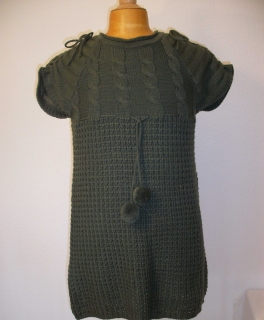 Dunkelgrünes Strickkleid mit tollen Detailles