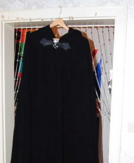 Wundervoller schwarzer Mittelalterumhang