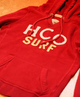 Roter Hollister-Pulli mit Kapuze