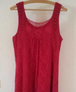 himbeerfarbenes Spitzenkleid 