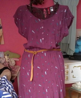 Kleid mit Federn und Gürtel