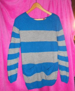 grau blauer gestreifter Pullover