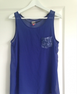 königsblaues Top mit Pailettentasche