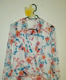 Bunte Bluse, assymetrische Wickelbluse, Vokuhila-Style