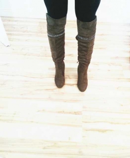 Braune Stiefel mit Schleife hinten