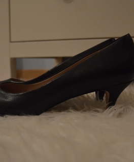 Schwarze, spitz zulaufende Pumps