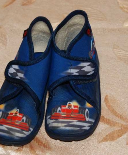 Hausschuhe Elfefanten Rennwagen Motiv