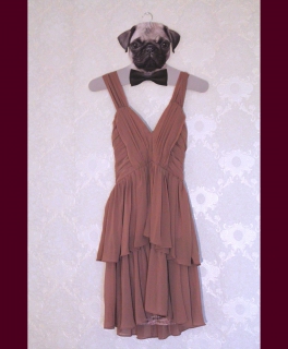 Süßes altrosé Volantkleid mit tiefen Ausschnitt