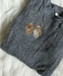 grauer weicher Oversized Pullover mit Schulteraufnäher von ONLY