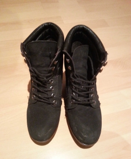 Keilabsatzschuhe in schwarz