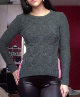 Grauer Strickpullover mit pinken Reißverschlüssen