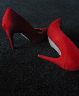 Sexy rote spitzige Pumps