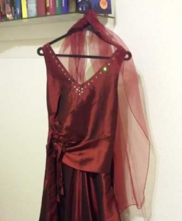 Bordeauxrotes Abendkleid