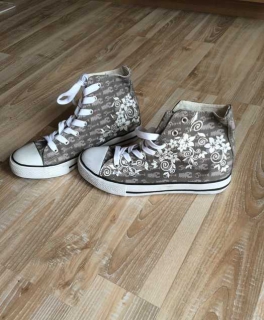 Sneakers mit Blümchenmotiv