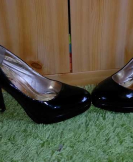 Wunderschöne, neuwertige, schwarze Pumps in Lackoptik
