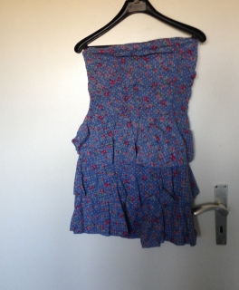 blaues Kleid mit Blumenmuster