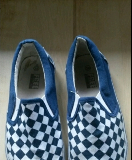 Blau-weiß gemusterte Sneaker