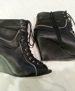 SEX SELLS!! AUSSERGEWÖHNLICHE SEXY STIEFELLETTEN MIT KEILABSATZ  Gr. 39