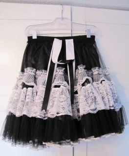 Schwarzer Gothiclolita Rock mit weißen Rüschen