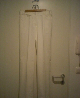 weiße Hose mit Bügelfalte
