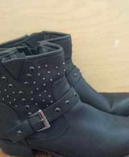 Nieten Boots in schwarz