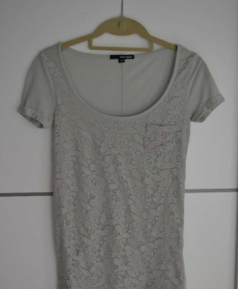 Graues Spitzen-Shirt mit Tasche