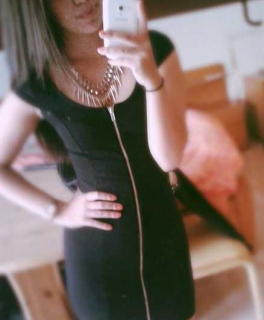 Schwarzes Kleid mit Reisverschluss