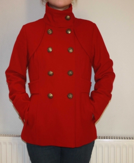 Roter Mantel mit großen edlen Knöpfen