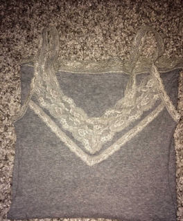 HCO Hollister Top Grau mit V-Ausschnitt aus Spitze
