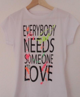 Weißes T-Shirt mit bunten Neon Klecksen