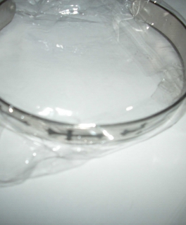 Metall-Armreif, silber, mit schwarzem Kreuzmuster