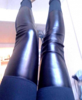 schwarze Leggings mit Lederimitat Abschnitt