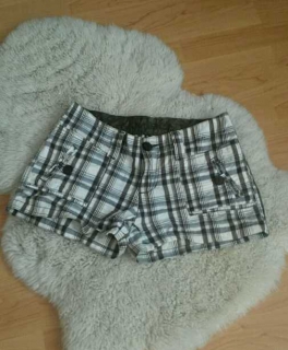 Braun weiß karierte Shorts // New Yorker