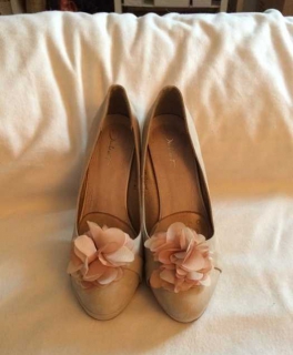 Highheels in beige mit Stoffblume