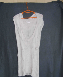 Helles Strickkleid mit Zopfmuster, Kaputze und Bommeln (N12)