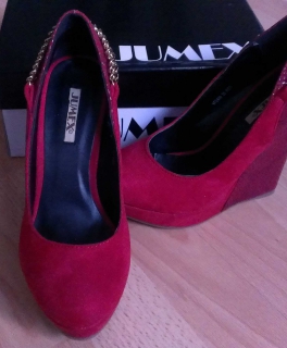 Rote Keilpumps mit Goldkette