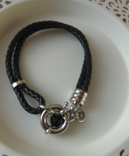 Lederarmband mit verspieltem Verschluss