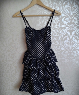 gepunktetes Kleid im Rockabilly-Style