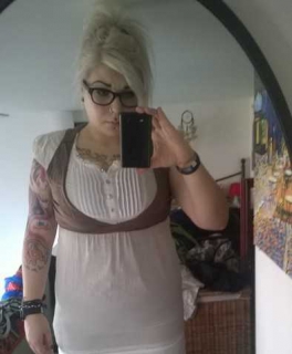 romantisches beiges Kleid mit brauner Weste / 3Suisses 