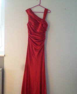 rotes langes Abendkleid