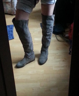 Graue Overknee Stiefel