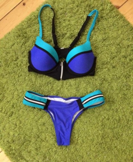 Stylischer Bikini mit Reißverschlüssen