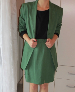 Grünes Vintagekostüm bestehend aus Blazer und Rock (inkl. Gürtel) 