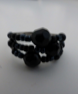 Mehrreihiger Ring mit schwarzen Steinen